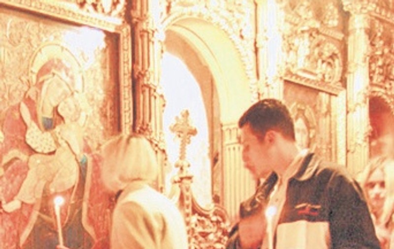 Obiceiul religios care te pune în pericol. Ce boli poţi lua dacă pupi icoanele