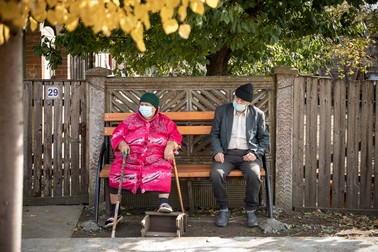 Doi soţi din Malu au ieşit la poartă, să vadă lumea