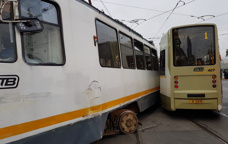 Două tramvaie s-au ciocnit în București, miercuri la prânz. O femeie a fost rănită la cap