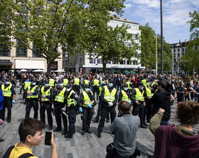 Val de proteste în Europa. Manifestanţii din Germania, Polonia, Elveţia şi Marea Britanie protestează împotriva restricţiilor impuse