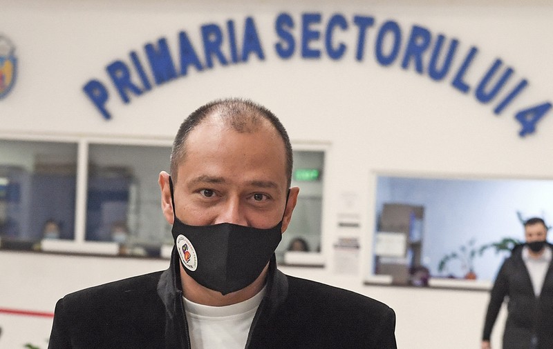 Un primar din București îi cere unui judecător să oblige o companie de presă să nu mai publice nimic despre el