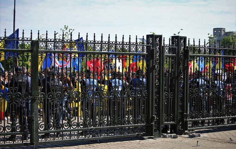 Alte amenzi în valoare de 38.000 de lei după protestul AUR de la Parlament. Patru persoane, sancționate pentru agresarea lui Ludovic Orban