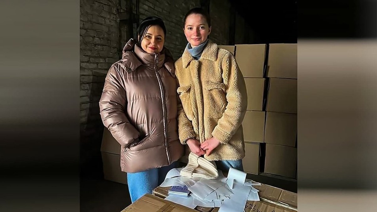 Elizaveta, în dreapta, lucrează ca voluntar la un centru umanitar din Kropîvnîțkîi
