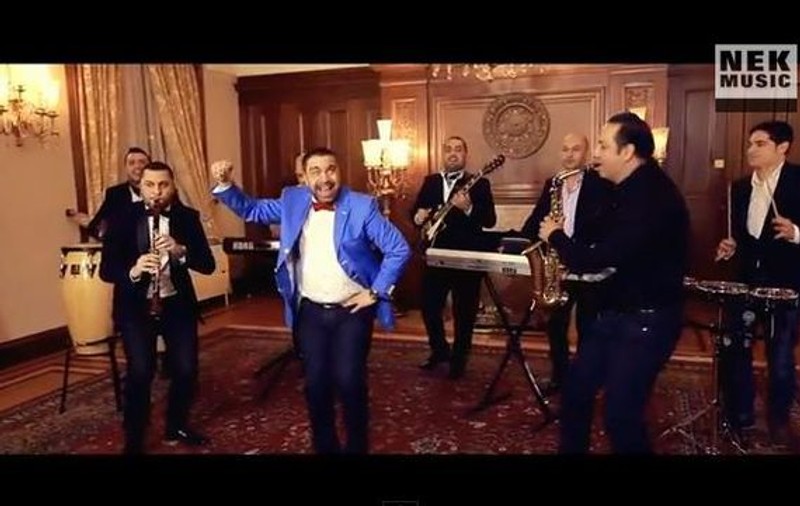 Florin Salam vrea să rupă topurile cu noul său videoclip, un nou look şi femei frumoase. Vezi ce blondă cunoscută joacă în clipul manelistului! | VIDEO