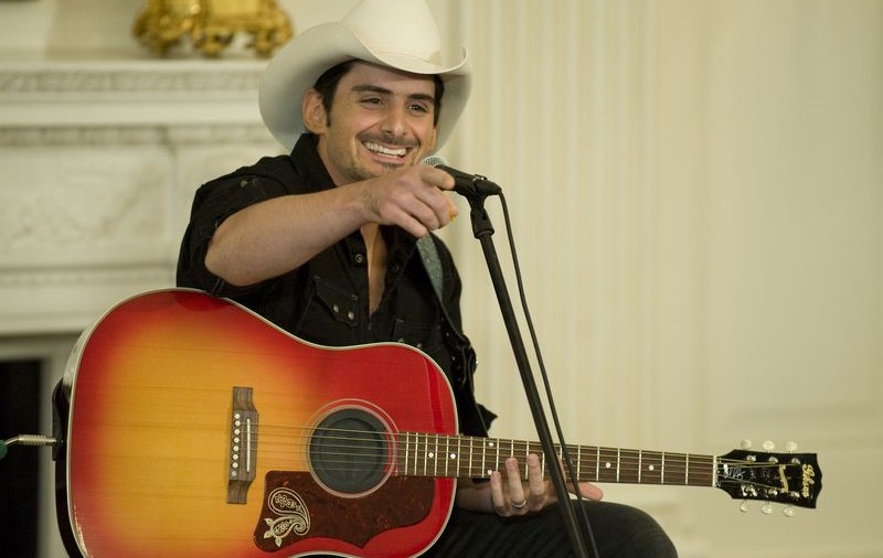 Video / Brad Paisley a făcut buf pe scenă