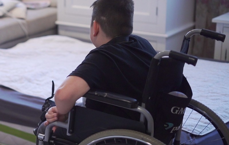 Atrofia musculară spinală, boala care poate lua viața copiilor. Statul lasă pe liste de așteptare pacienți dependenți de un tratament care îi ajută să se miște, să înghită, să respire