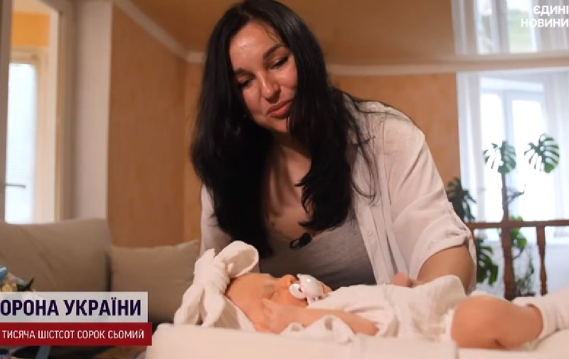„Datoria mea este să apăr țara, a ta este să aduci pe lume un copil”. Soția unui soldat a născut la 3 ani după moartea acestuia, în Ucraina