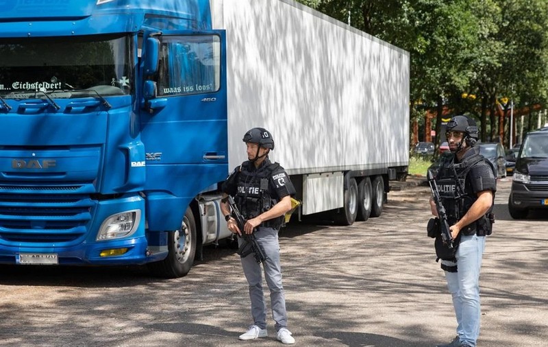 S-a aflat de ce polițiști înarmați până în dinți au păzit camionul unui șofer român în timp ce era percheziționat de criminaliști, în Olanda