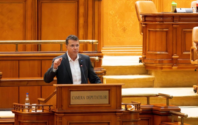PSD și PNL, acuzate de USR că refuză urgentarea legii privind transparența cheltuielilor cu deplasările externe ale lui Iohannis