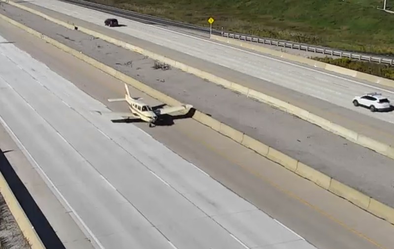 Un avion a aterizat de urgență pe o autostradă din Canada. Momentul, surprins de camere