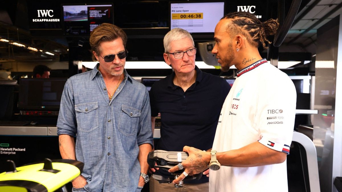 Brad Pitt (stânga) și Lewis Hamilton (dreapta) discută despre „F1: Filmul”