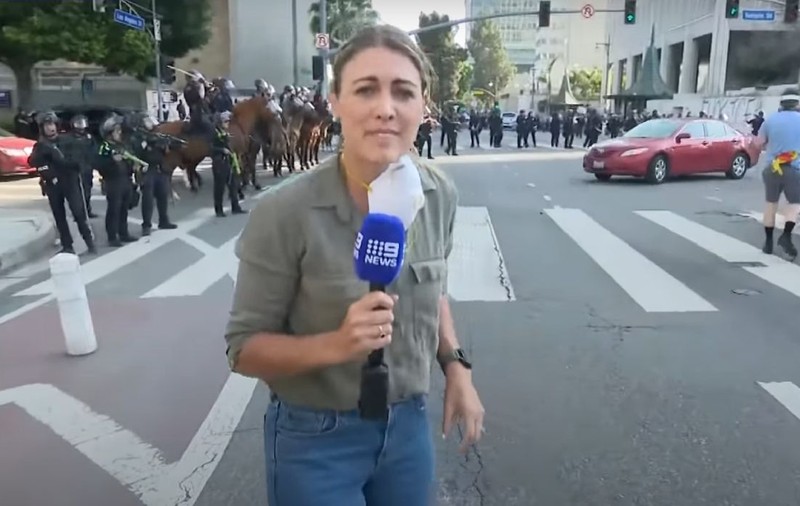 Momentul în care o jurnalistă din Australia a fost împușcată, în direct, în timpul protestelor din Los Angeles | VIDEO