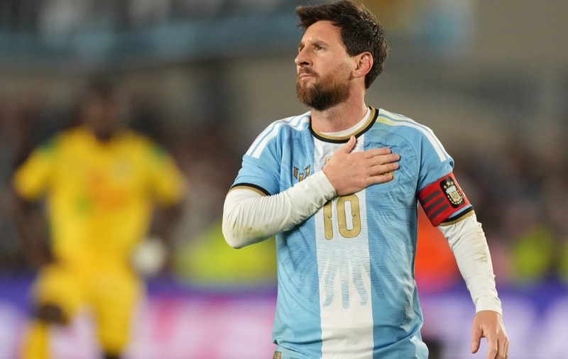 Lionel Messi pe un teren de fotbal. Acesta poartă un tricou pe care scrie numărul 10