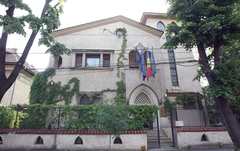 POVEȘTI DIN BUCUREȘTI / Hărțile de la capătul lumii