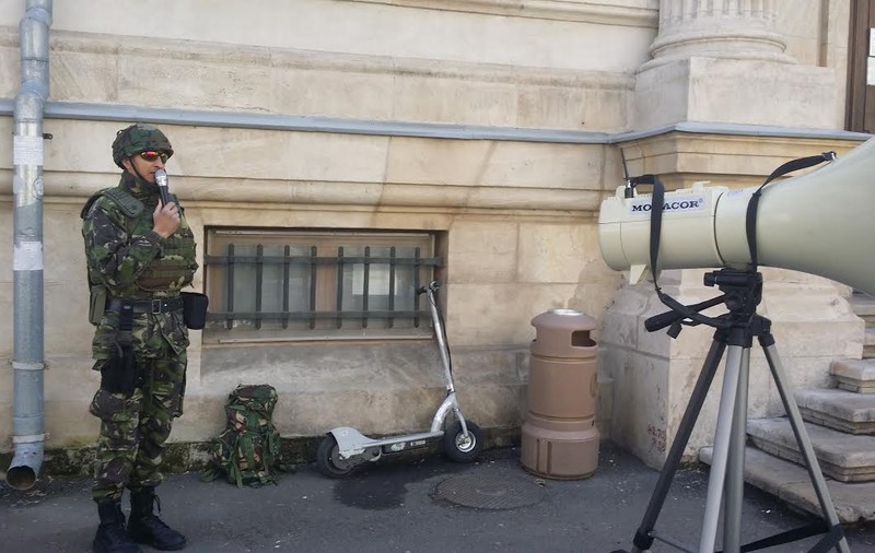 A început războiul la judecătorie?  Nu! Îmbrăcat în haine militare, un scriitor se luptă cu sistemul