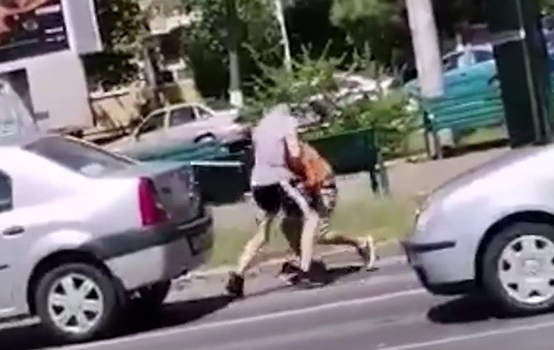 Bătaie între doi șoferi opriți la un semafor, în Buzău. Imaginile au fost filmate de un martor
