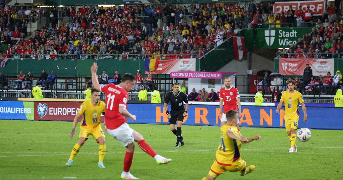 Austriacul Gregoritsch trimite un voleu spre poarta României.