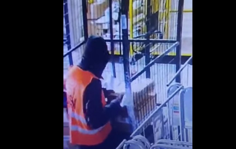 Angajatul unei firme de curierat din Craiova a fost reținut după ce a furat din colete bunuri de 40.000 de lei