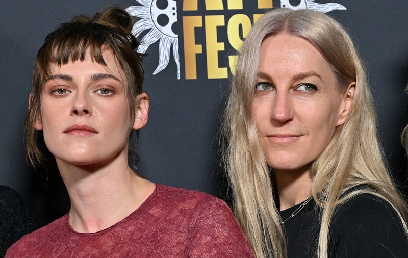 Cum e căsnicia actriței Kristen Stewart cu Dylan Meyer, soția ei scenaristă: „Există putere în numere”