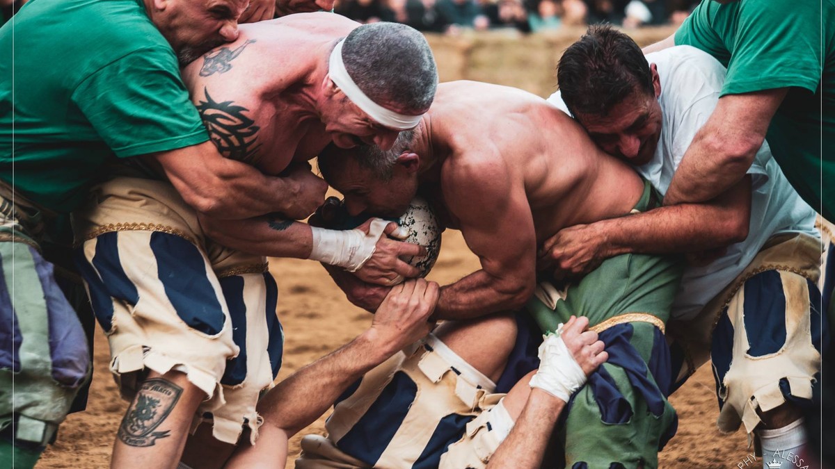 Reporterul Libertatea a asistat la un meci de Calcio Storico Fiorentino, precursorul fotbalului și al rugby-ului, și a stat de vorbă cu una dintre fostele glorii: ”Nu există reguli. E sportul cel mai violent? Da, pentru tradiția lui!”
