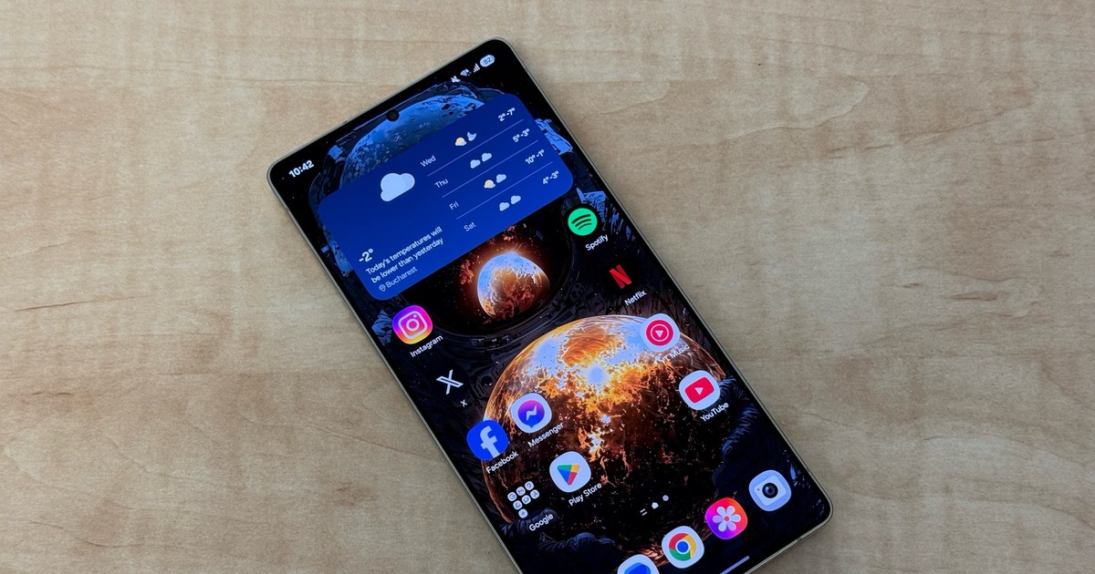 Un telefon Samsung Galaxy S25 Ultra pe un fundal de lemn.