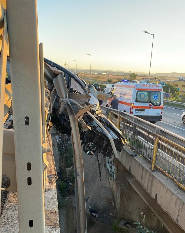 Audi Q8 înfipt în balustrada unui pod, în Ploiești. Șoferul, patronul unei firme de pază, a murit pe loc