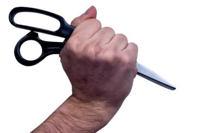Atac cu foarfeca într-o frizerie din Brăila! Un bărbat l-a tăiat pe iubitul fostei sale soții