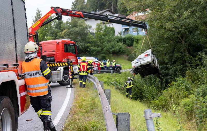 Un șofer român a zăcut 14 ore în albia unui pârâu, unde a fost găsit mort, după un accident, în Austria