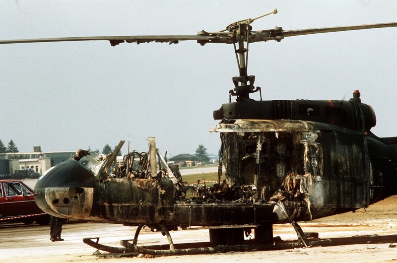 Elicoperul ce i-a transportat pe terorişti şi oastaticii lor la baza NATO a fost distrus în conftruntările de pe aerodrom / Foto: EPA
