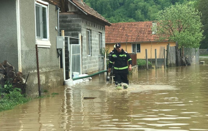 Urmările codului roșu de inundații din Caraș-Severin și Timiș, în imagini (FOTO & VIDEO)