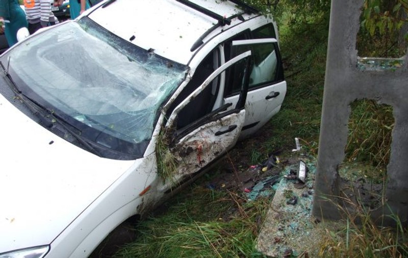 Accident în drum spre nuntă, în județul Bistrița-Năsăud. Patru tinere au fost rănite