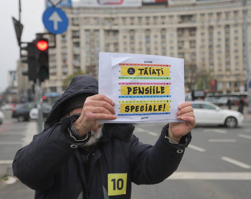 Protest în Piaţa Victoriei: „Tăiaţi pensiile speciale"