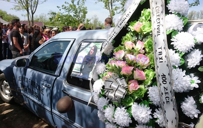 Tânăra din Botoșani, ucisă cu 32 de lovituri de cuțit, a fost înmormântată în rochie de mireasă