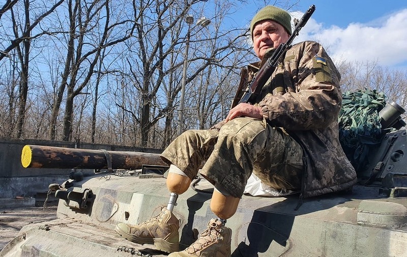 „Cu astfel de eroi nu putem fi învinși!”. Veteranul ucrainean Vasil Ștefko luptă pe front, deși a rămas fără picioare