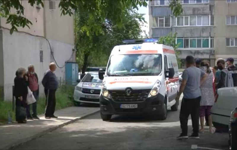 O adolescentă de 14 ani, în stare gravă, după ce a căzut de pe un bloc de patru etaje din Galați