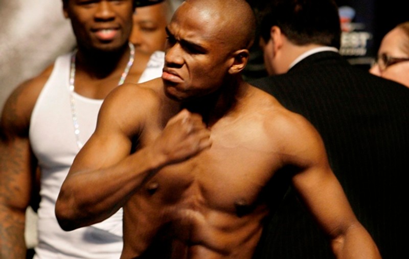 Dă cu pumnul şi acasă! Floyd Mayweather, condamnat la închisoare pentru violenţă domestică