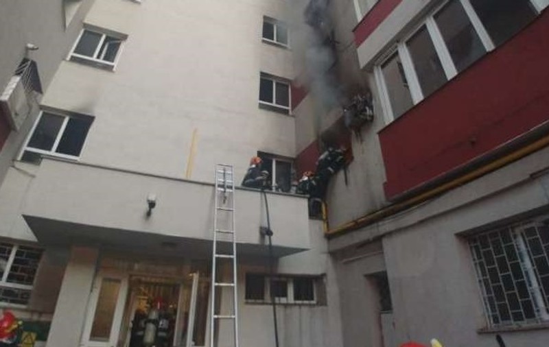 Incendiu la un bloc din Sectorul 1 al Capitalei. Două persoane au fost transportate la spital