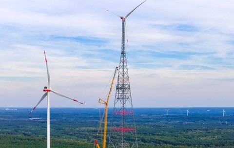 Cea mai înaltă turbină eoliană din lume, cu o înălțime totală de 365 de metri și o înălțime a butucului de aproximativ 300 de metri, situată lângă Schipkau, în Lausitz, Germania