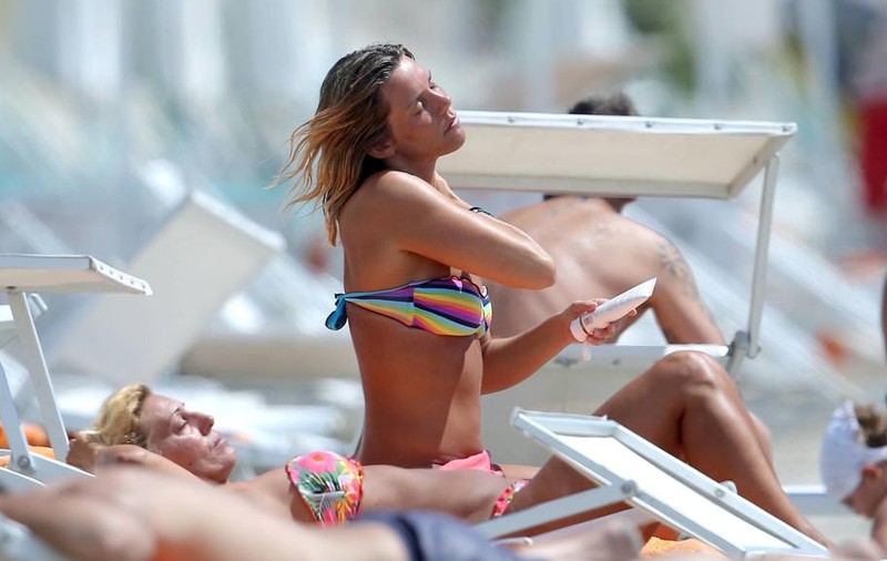 GALERIE FOTO HOT / Fosta nevastă a lui Pirlo a făcut o plajă întreagă SĂ ARDĂ!