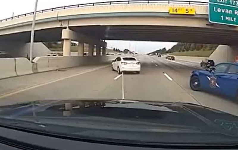 Momentul în care o mașină furată este oprită cu un dispozitiv care îi smulge roțile, pe o autostradă din Michigan, SUA