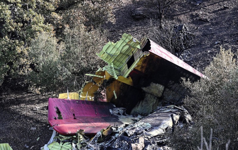 Doi morți, după ce un avion de stingere al incendiilor s-a prăbușit în timpul intervenției, pe insula Evia. Momentul, surprins de camere
