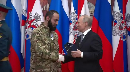 Vladimir Putin, înmânând decorații soldaților ruși care luptă în Ucraina, 31 decembrie 2022 | Foto: site-ul Kremlinului via novayagazeta.eu