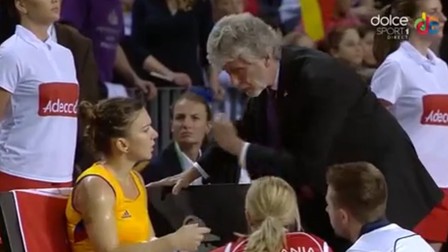 Simona Halep, discutând cu arbitrul principal