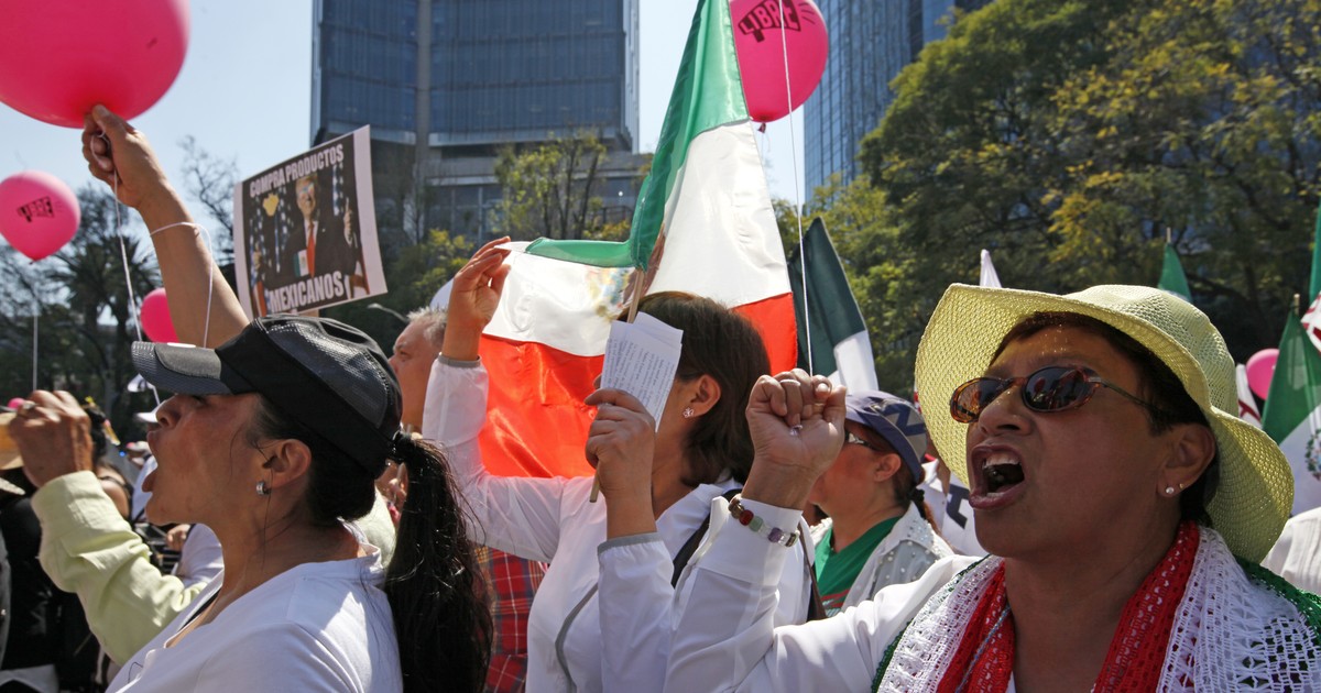 Cetățeni mexicani, la un protest împotriva măsurilor anunțate de Trump