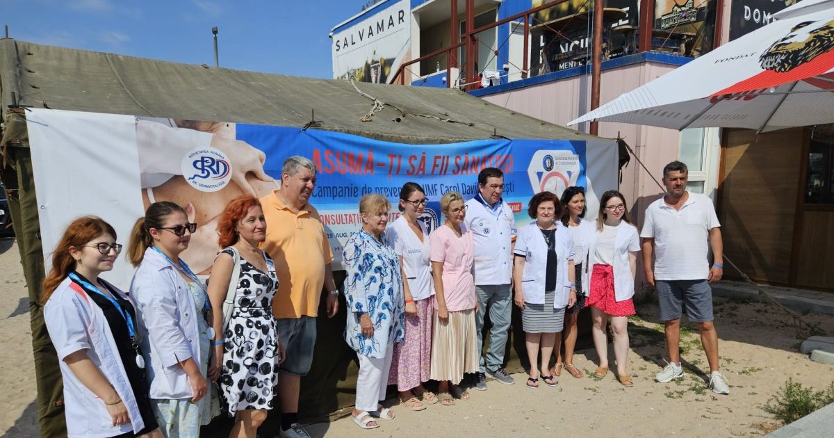 Cadre medicale pezente pe o plajă de pe litoralul românesc în timpul campaniei de prevenție „Asumă-ți să fii sănătos!”, august 2024