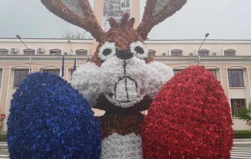 Nota de plată a sărbătorilor de Paște: zeci de mii de euro pentru iepurași 3D și decorațiuni de plastic! „Valoarea este una spirituală! Acesta este beneficiul, plăcutul ochiului”