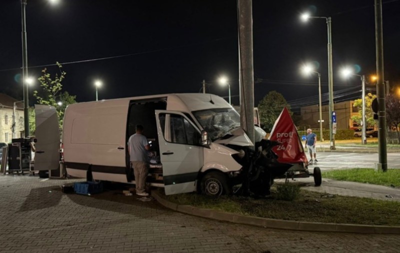 Un tânăr din Timișoara a vrut să facă o glumă, însă nimeni nu a râs. A furat un microbuz de la Ziua Timișoarei și s-a oprit într-un stâlp