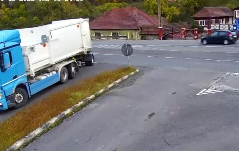 Un șofer de TIR a făcut o „românească" pe DN 66, la Merișor, și a fost filmat de o cameră de supraveghere