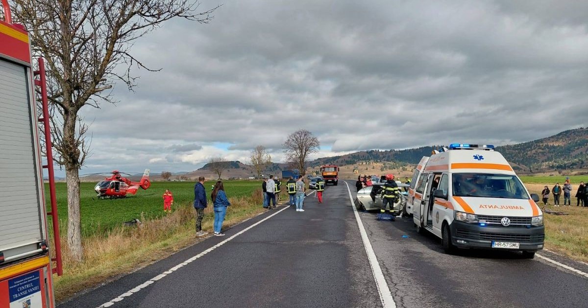 O ambulanță și elicopterul SMURD intervin la un accident produs pe un drum din Hrghita, 26 octombrie 2025