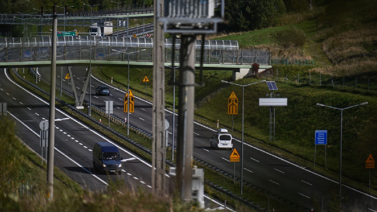 În imagine se văd mașini pe autostrada S1, la granița dintre Slovacia și Polonia, pe 5 octombrie 2023, în Zwardon, Polonia
